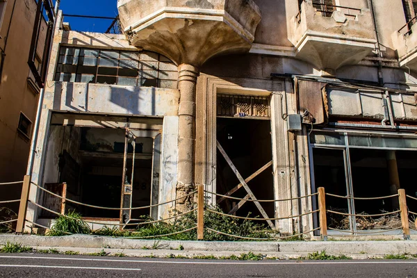 Varosha, Kuzey Kıbrıs - 07 Ocak 2022 Varosha, 1972 'de kurulan bir sahil beldesi, 1974' teki Türk askeri müdahalesi sonrasında sakinleri tarafından terk edilmiş hayalet bir kasaba haline geldi.