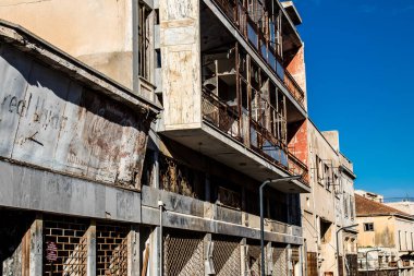 Varosha, Kuzey Kıbrıs - 07 Ocak 2022 Varosha, 1972 'de kurulan bir sahil beldesi, 1974' teki Türk askeri müdahalesi sonrasında sakinleri tarafından terk edilmiş hayalet bir kasaba haline geldi.