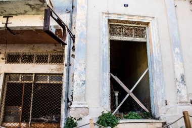 Varosha, Kuzey Kıbrıs - 07 Ocak 2022 Varosha, 1972 'de kurulan bir sahil beldesi, 1974' teki Türk askeri müdahalesi sonrasında sakinleri tarafından terk edilmiş hayalet bir kasaba haline geldi.