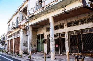 Varosha, Kuzey Kıbrıs - 07 Ocak 2022 Varosha, 1972 'de kurulan bir sahil beldesi, 1974' teki Türk askeri müdahalesi sonrasında sakinleri tarafından terk edilmiş hayalet bir kasaba haline geldi.