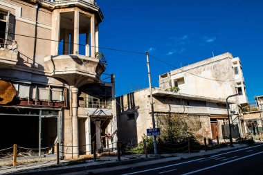 Varosha, Kuzey Kıbrıs - 07 Ocak 2022 Varosha, 1972 'de kurulan bir sahil beldesi, 1974' teki Türk askeri müdahalesi sonrasında sakinleri tarafından terk edilmiş hayalet bir kasaba haline geldi.