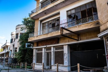 Varosha, Kuzey Kıbrıs - 07 Ocak 2022 Varosha, 1972 'de kurulan bir sahil beldesi, 1974' teki Türk askeri müdahalesi sonrasında sakinleri tarafından terk edilmiş hayalet bir kasaba haline geldi.