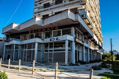 Varosha, Kuzey Kıbrıs - 07 Ocak 2022 Varosha, 1972 'de kurulan bir sahil beldesi, 1974' teki Türk askeri müdahalesi sonrasında sakinleri tarafından terk edilmiş hayalet bir kasaba haline geldi.