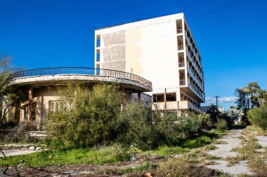 Varosha, Kuzey Kıbrıs - 07 Ocak 2022 Varosha, 1972 'de kurulan bir sahil beldesi, 1974' teki Türk askeri müdahalesi sonrasında sakinleri tarafından terk edilmiş hayalet bir kasaba haline geldi.