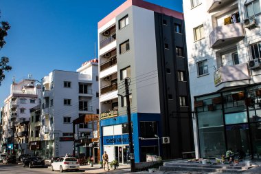 Famagusta, Kuzey Kıbrıs - 7 Ocak 2022 Famagusta 'nın göbeğindeki Cityscape, Kuzey Kıbrıs Türk kesimi, Famagusta kentinin sokaklarındaki yeni binaların mağazaları, mağazaları ve mimarisi