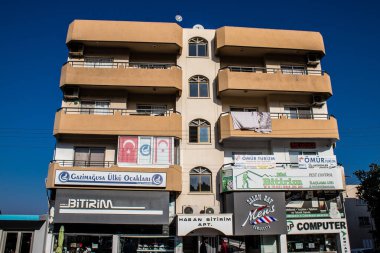 Famagusta, Kuzey Kıbrıs - 7 Ocak 2022 Famagusta 'nın göbeğindeki Cityscape, Kuzey Kıbrıs Türk kesimi, Famagusta kentinin sokaklarındaki yeni binaların mağazaları, mağazaları ve mimarisi