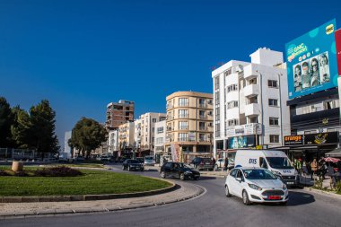 Famagusta, Kuzey Kıbrıs - 7 Ocak 2022 Famagusta 'nın göbeğindeki Cityscape, Kuzey Kıbrıs Türk kesimi, Famagusta kentinin sokaklarındaki yeni binaların mağazaları, mağazaları ve mimarisi