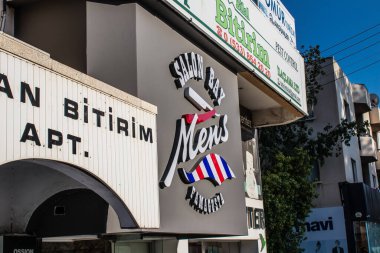 Famagusta, Kuzey Kıbrıs - 7 Ocak 2022 Famagusta 'nın göbeğindeki Cityscape, Kuzey Kıbrıs Türk kesimi, Famagusta kentinin sokaklarındaki yeni binaların mağazaları, mağazaları ve mimarisi