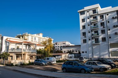 Famagusta, Kuzey Kıbrıs - 7 Ocak 2022 Famagusta 'nın göbeğindeki Cityscape, Kuzey Kıbrıs Türk kesimi, Famagusta kentinin sokaklarındaki yeni binaların mağazaları, mağazaları ve mimarisi