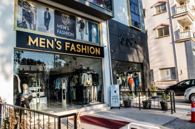 Famagusta, Kuzey Kıbrıs - 7 Ocak 2022 Famagusta 'nın göbeğindeki Cityscape, Kuzey Kıbrıs Türk kesimi, Famagusta kentinin sokaklarındaki yeni binaların mağazaları, mağazaları ve mimarisi