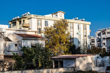 Famagusta, Kuzey Kıbrıs - 7 Ocak 2022 Famagusta 'nın göbeğindeki Cityscape, Kuzey Kıbrıs Türk kesimi, Famagusta kentinin sokaklarındaki yeni binaların mağazaları, mağazaları ve mimarisi