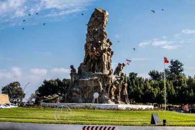 Famagusta, Kuzey Kıbrıs - 7 Ocak 2022 Famagusta 'nın göbeğindeki Cityscape, Kuzey Kıbrıs Türk kesimi, Famagusta kentinin sokaklarındaki yeni binaların mağazaları, mağazaları ve mimarisi