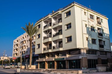 Famagusta, Kuzey Kıbrıs - 7 Ocak 2022 Famagusta 'nın göbeğindeki Cityscape, Kuzey Kıbrıs Türk kesimi, Famagusta kentinin sokaklarındaki yeni binaların mağazaları, mağazaları ve mimarisi