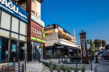 Famagusta, Kuzey Kıbrıs - 7 Ocak 2022 Famagusta 'nın göbeğindeki Cityscape, Kuzey Kıbrıs Türk kesimi, Famagusta kentinin sokaklarındaki yeni binaların mağazaları, mağazaları ve mimarisi