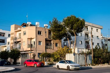 Famagusta, Kuzey Kıbrıs - 7 Ocak 2022 Famagusta 'nın göbeğindeki Cityscape, Kuzey Kıbrıs Türk kesimi, Famagusta kentinin sokaklarındaki yeni binaların mağazaları, mağazaları ve mimarisi