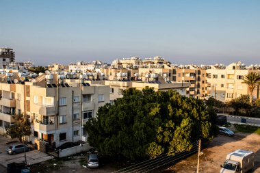 Famagusta, Kuzey Kıbrıs - 7 Ocak 2022 Famagusta 'nın göbeğindeki Cityscape, Kuzey Kıbrıs Türk kesimi, Famagusta kentinin sokaklarındaki yeni binaların mağazaları, mağazaları ve mimarisi