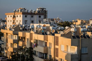 Famagusta, Kuzey Kıbrıs - 7 Ocak 2022 Famagusta 'nın göbeğindeki Cityscape, Kuzey Kıbrıs Türk kesimi, Famagusta kentinin sokaklarındaki yeni binaların mağazaları, mağazaları ve mimarisi