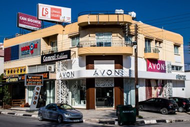 Famagusta, Kuzey Kıbrıs - 7 Ocak 2022 Famagusta 'nın göbeğindeki Cityscape, Kuzey Kıbrıs Türk kesimi, Famagusta kentinin sokaklarındaki yeni binaların mağazaları, mağazaları ve mimarisi