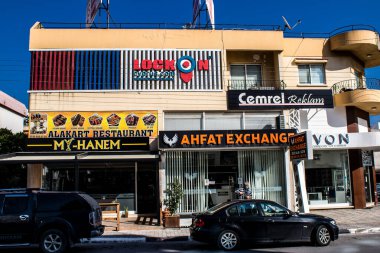 Famagusta, Kuzey Kıbrıs - 7 Ocak 2022 Famagusta 'nın göbeğindeki Cityscape, Kuzey Kıbrıs Türk kesimi, Famagusta kentinin sokaklarındaki yeni binaların mağazaları, mağazaları ve mimarisi