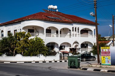 Famagusta, Kuzey Kıbrıs - 7 Ocak 2022 Famagusta 'nın göbeğindeki Cityscape, Kuzey Kıbrıs Türk kesimi, Famagusta kentinin sokaklarındaki yeni binaların mağazaları, mağazaları ve mimarisi