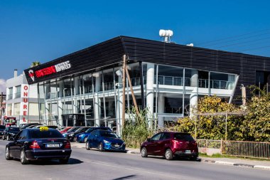 Famagusta, Kuzey Kıbrıs - 7 Ocak 2022 Famagusta 'nın göbeğindeki Cityscape, Kuzey Kıbrıs Türk kesimi, Famagusta kentinin sokaklarındaki yeni binaların mağazaları, mağazaları ve mimarisi