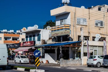 Famagusta, Kuzey Kıbrıs - 7 Ocak 2022 Famagusta 'nın göbeğindeki Cityscape, Kuzey Kıbrıs Türk kesimi, Famagusta kentinin sokaklarındaki yeni binaların mağazaları, mağazaları ve mimarisi
