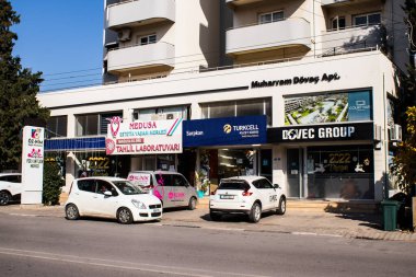 Famagusta, Kuzey Kıbrıs - 7 Ocak 2022 Famagusta 'nın göbeğindeki Cityscape, Kuzey Kıbrıs Türk kesimi, Famagusta kentinin sokaklarındaki yeni binaların mağazaları, mağazaları ve mimarisi