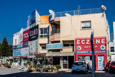 Famagusta, Kuzey Kıbrıs - 7 Ocak 2022 Famagusta 'nın göbeğindeki Cityscape, Kuzey Kıbrıs Türk kesimi, Famagusta kentinin sokaklarındaki yeni binaların mağazaları, mağazaları ve mimarisi