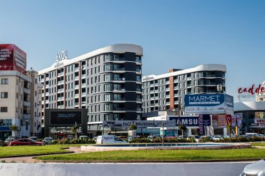 Famagusta, Kuzey Kıbrıs - 7 Ocak 2022 Famagusta 'nın göbeğindeki Cityscape, Kuzey Kıbrıs Türk kesimi, Famagusta kentinin sokaklarındaki yeni binaların mağazaları, mağazaları ve mimarisi
