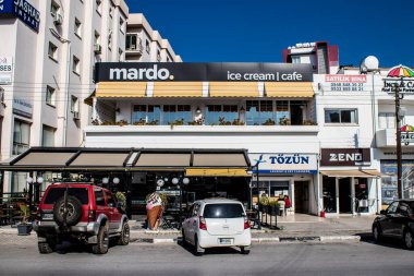 Famagusta, Kuzey Kıbrıs - 7 Ocak 2022 Famagusta 'nın göbeğindeki Cityscape, Kuzey Kıbrıs Türk kesimi, Famagusta kentinin sokaklarındaki yeni binaların mağazaları, mağazaları ve mimarisi