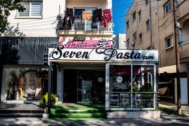 Famagusta, Kuzey Kıbrıs - 7 Ocak 2022 Famagusta 'nın göbeğindeki Cityscape, Kuzey Kıbrıs Türk kesimi, Famagusta kentinin sokaklarındaki yeni binaların mağazaları, mağazaları ve mimarisi