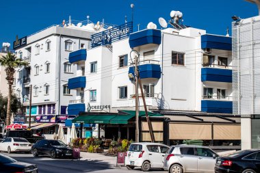 Famagusta, Kuzey Kıbrıs - 7 Ocak 2022 Famagusta 'nın göbeğindeki Cityscape, Kuzey Kıbrıs Türk kesimi, Famagusta kentinin sokaklarındaki yeni binaların mağazaları, mağazaları ve mimarisi