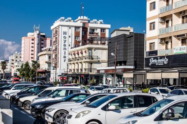 Famagusta, Kuzey Kıbrıs - 7 Ocak 2022 Famagusta 'nın göbeğindeki Cityscape, Kuzey Kıbrıs Türk kesimi, Famagusta kentinin sokaklarındaki yeni binaların mağazaları, mağazaları ve mimarisi