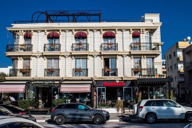 Famagusta, Kuzey Kıbrıs - 7 Ocak 2022 Famagusta 'nın göbeğindeki Cityscape, Kuzey Kıbrıs Türk kesimi, Famagusta kentinin sokaklarındaki yeni binaların mağazaları, mağazaları ve mimarisi