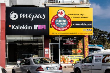 Famagusta, Kuzey Kıbrıs - 7 Ocak 2022 Famagusta 'nın göbeğindeki Cityscape, Kuzey Kıbrıs Türk kesimi, Famagusta kentinin sokaklarındaki yeni binaların mağazaları, mağazaları ve mimarisi