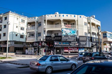 Famagusta, Kuzey Kıbrıs - 7 Ocak 2022 Famagusta 'nın göbeğindeki Cityscape, Kuzey Kıbrıs Türk kesimi, Famagusta kentinin sokaklarındaki yeni binaların mağazaları, mağazaları ve mimarisi