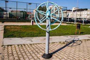 Famagusta, Kuzey Kıbrıs - 08 Ocak 2022 Halk Spor Tesisleri, erkekler için mavi, kadınlar için beyaz, Famagusta şehrinde Coronavirus salgını nedeniyle kimse yok