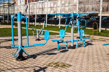 Famagusta, Kuzey Kıbrıs - 08 Ocak 2022 Halk Spor Tesisleri, erkekler için mavi, kadınlar için beyaz, Famagusta şehrinde Coronavirus salgını nedeniyle kimse yok