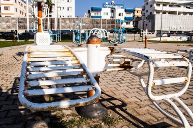 Famagusta, Kuzey Kıbrıs - 08 Ocak 2022 Halk Spor Tesisleri, erkekler için mavi, kadınlar için beyaz, Famagusta şehrinde Coronavirus salgını nedeniyle kimse yok