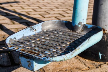 Famagusta, Kuzey Kıbrıs - 08 Ocak 2022 Halk Spor Tesisleri, erkekler için mavi, kadınlar için beyaz, Famagusta şehrinde Coronavirus salgını nedeniyle kimse yok