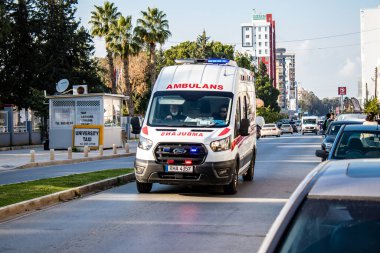 Famagusta, Kuzey Kıbrıs - Kuzey Kıbrıs Rum Kesimi 'ni vuran koronavirüs salgını sırasında Famagusta sokaklarından geçen 07 Ocak 2022 Ambulans