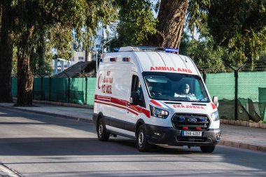 Famagusta, Kuzey Kıbrıs - Kuzey Kıbrıs Rum Kesimi 'ni vuran koronavirüs salgını sırasında Famagusta sokaklarından geçen 07 Ocak 2022 Ambulans
