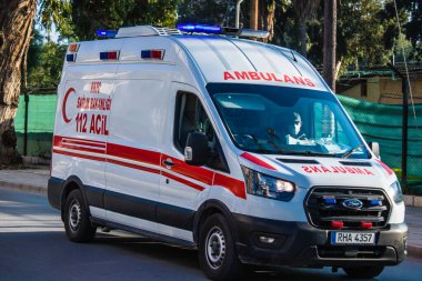 Famagusta, Kuzey Kıbrıs - Kuzey Kıbrıs Rum Kesimi 'ni vuran koronavirüs salgını sırasında Famagusta sokaklarından geçen 07 Ocak 2022 Ambulans