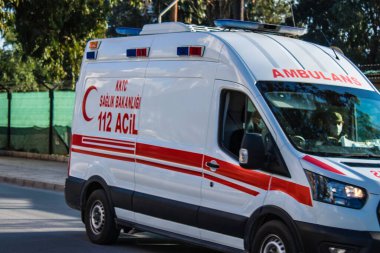 Famagusta, Kuzey Kıbrıs - Kuzey Kıbrıs Rum Kesimi 'ni vuran koronavirüs salgını sırasında Famagusta sokaklarından geçen 07 Ocak 2022 Ambulans