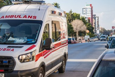 Famagusta, Kuzey Kıbrıs - Kuzey Kıbrıs Rum Kesimi 'ni vuran koronavirüs salgını sırasında Famagusta sokaklarından geçen 07 Ocak 2022 Ambulans