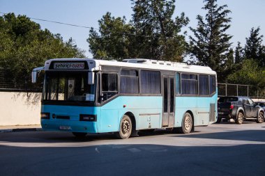 Famagusta, Kuzey Kıbrıs - 7 Ocak 2022 Coronavirus salgını sırasında Famagusta sokaklarından geçen kamu otobüsü Kuzey Kıbrıs 'a maske takmak zorunludur.