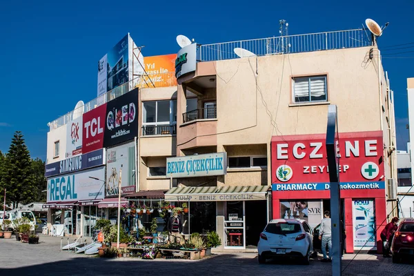 Famagusta, Kuzey Kıbrıs - 7 Ocak 2022 Famagusta 'nın göbeğindeki Cityscape, Kuzey Kıbrıs Türk kesimi, Famagusta kentinin sokaklarındaki yeni binaların mağazaları, mağazaları ve mimarisi
