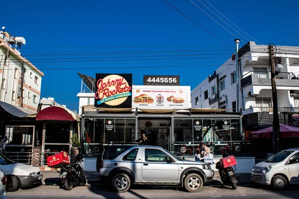 Famagusta, Kuzey Kıbrıs - 7 Ocak 2022 Famagusta 'nın göbeğindeki Cityscape, Kuzey Kıbrıs Türk kesimi, Famagusta kentinin sokaklarındaki yeni binaların mağazaları, mağazaları ve mimarisi