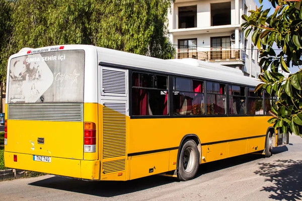 北塞浦路斯法马古斯塔 2022年1月7日 在北塞浦路斯爆发禽流感期间 乘坐公共汽车穿过法马古斯塔街道 必须佩戴口罩 — 图库照片