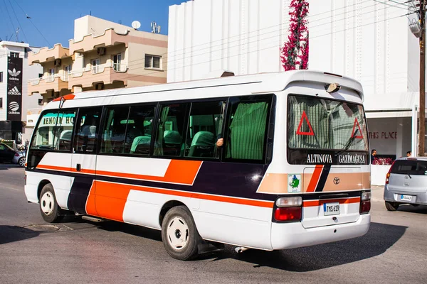 Famagusta Norra Cypern Januari 2022 Allmän Buss Kör Genom Gatorna — Stockfoto